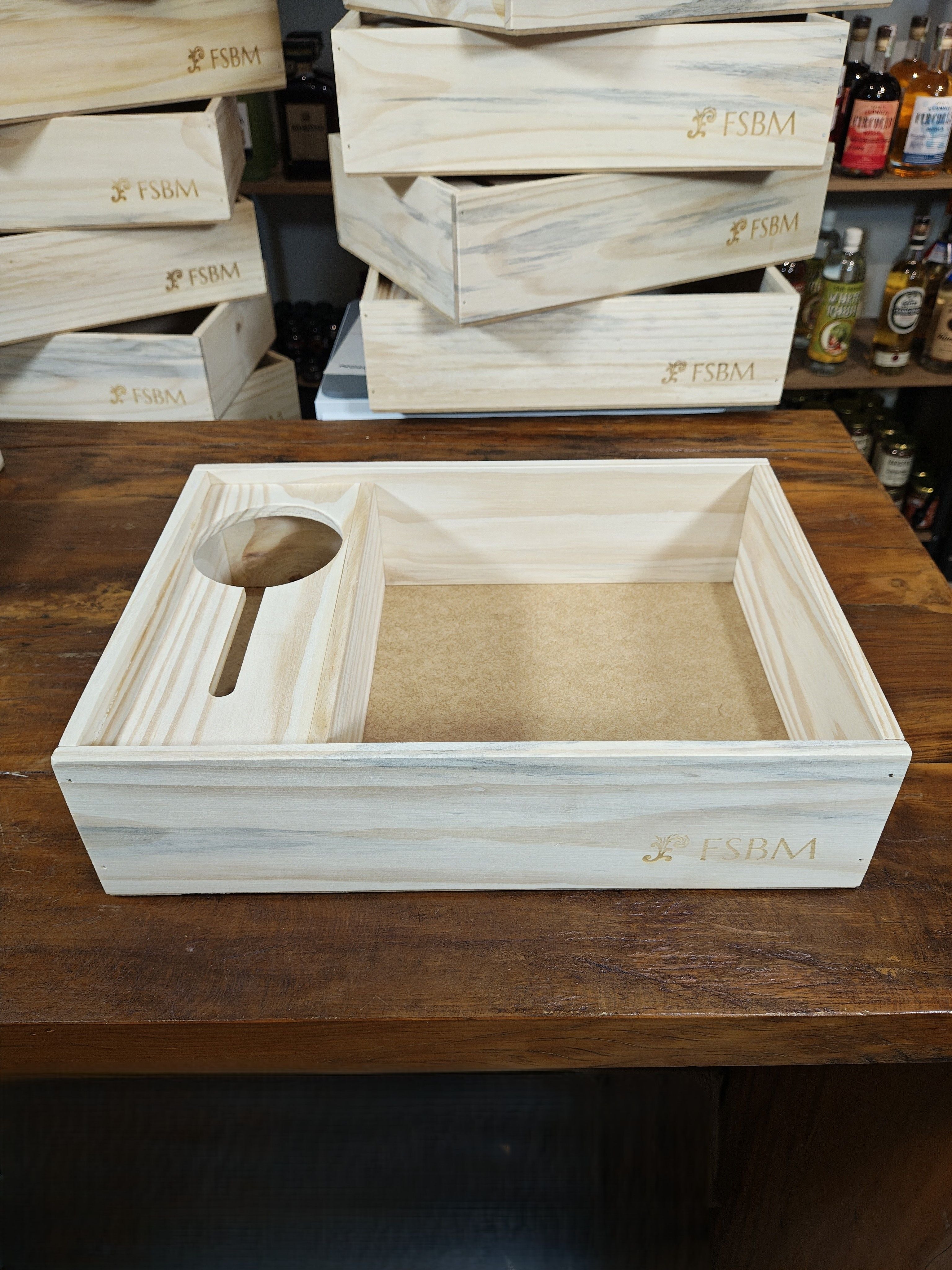 Caixote de Madeira FSBM – Porta Vinho com Encaixe para Taça